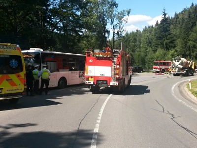Střet míchačky a autobusu uzavřel silnici mezi Tanvaldem a Kořenovem
