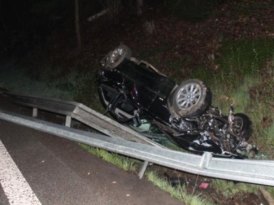 BMW otočil v Harrachově blízko státní hranice na střechu