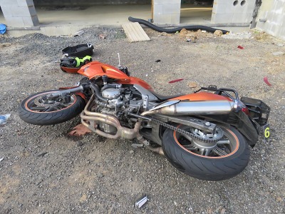 Nepozornost při předjíždění stála motocyklistu v Jablonci život