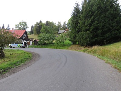 Motorkář havaroval na silnici z Desné na Souš