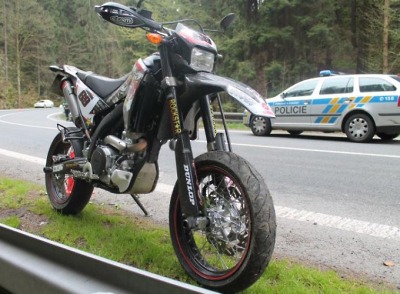 Řidička v Líšném nedala přednost motocyklistovi