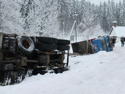 Pod dvěma náklaďáky Man se utrhla krajnice
