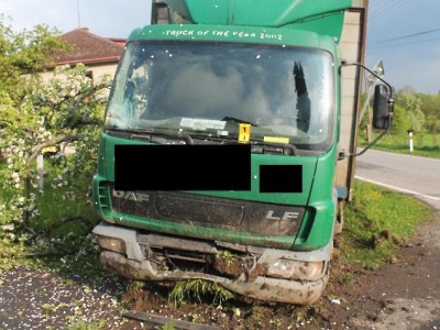 S náklaďákem jel ve Frýdštejně rychle za deště