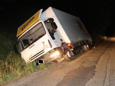 S náklaďákem sjel ve Zlaté Olešnici do příkopu