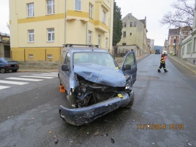 Řidič nedal přednost v jízdě na křižovatce a vyvolal kolizi tří aut