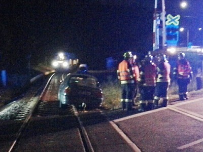 Na Smržovce vjelo auto na přejezdu do kolejiště