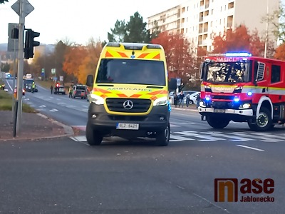 Autor foto:Rudolf Kožený Při nehodě v Palackého ulici v Jablonci byl zraněn chodec