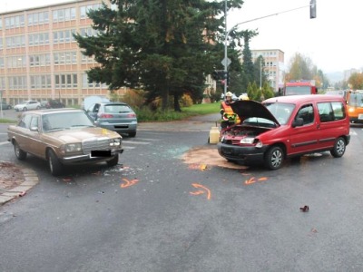 Při odbočování nedal přednost a střetla se nakonec tři vozidla