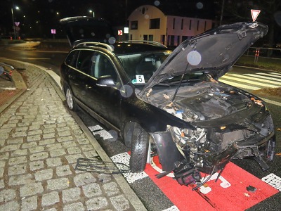 Pod vlivem alkoholu nezvládla řidička projet jabloneckým kruháčem