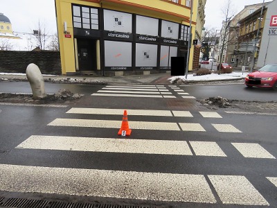 Policisté hledají svědky střetu auta s mladou dívkou v Jablonci