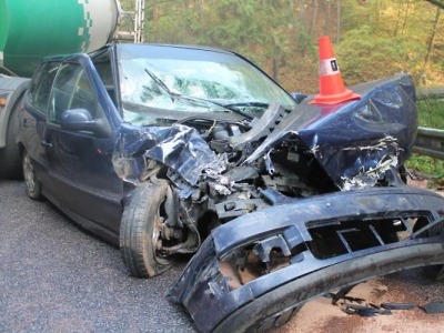 V Pelechově dostal v zatáčce smyk a najel v protisměru do náklaďáku