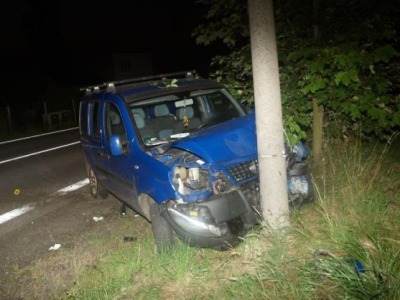 Pod vlivem alkoholu nezvládl v Pěnčíně vozidlo a narazil do sloupu