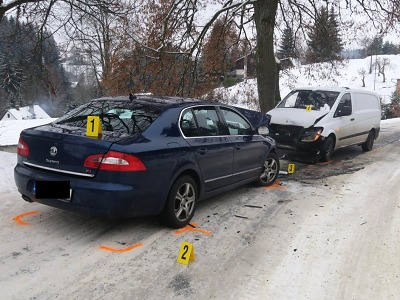 Autor foto:Archiv Policie ČR Řidič se superbem na ledovce dostal smyk a narazil do stojícího auta