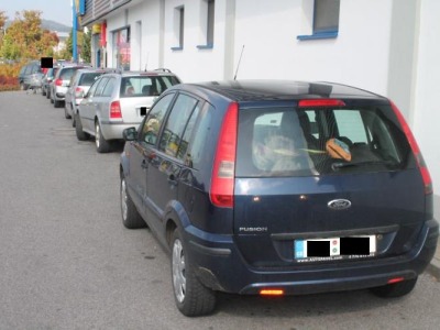 Policie hledá svědky nehody před jabloneckou prodejnou