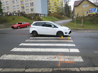 Řidička přehlédla v Jablonci na přechodu přecházející chodkyni