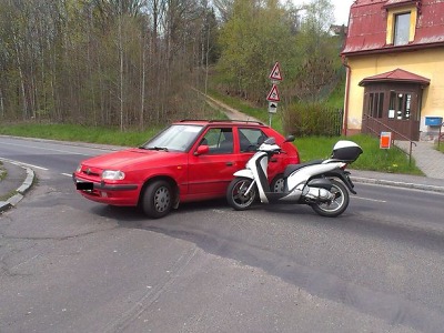 Při otáčení autem se v Proseči střetl se skútrem