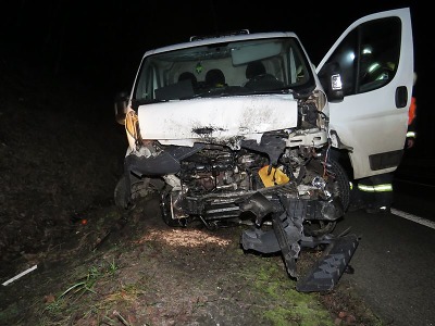 Na namrzlém povrchu v Rádle dostal smyk a skončil mimo silnici