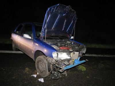 Na mokré silnici u Rádla dostal smyk a projel příkopem