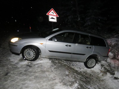 Ve smyku narazil řidič v Rádle do dopravní značky nebezpečí smyku