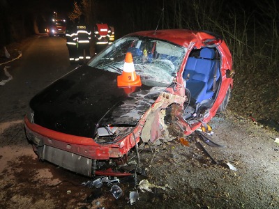 Kvůli vysoké rychlosti nezvládl auto mladý řidič na Malé Skále