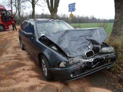 S BMW narazil na křižovatce v Rychnově do nákladního Mercedesu