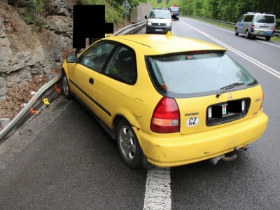 Nedal přednost v jízdě a druhý řidič po smyku narazil do svodidel