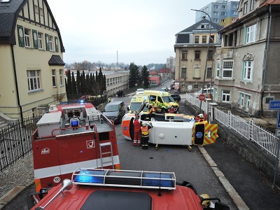 V ulici 28. října v Jablonci se srazila sanitka s osobním autem