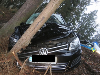 Autor foto:Archiv Policie ČR Mezi Zlatou Olešnicí a Sklenařicemi jel řidič rychle až narazil do stromu