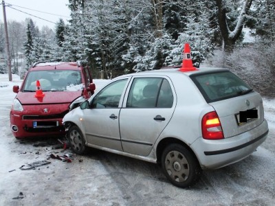 Na křižovatce v Lučanech měl smyk a vjel do protisměru. Škoda je vysoká