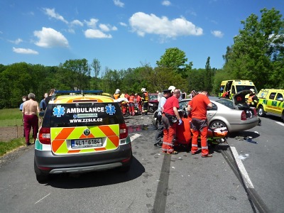 Vážná nehoda uzavřela silnici ve Smrčí, na místě bylo sedm zraněných