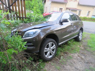 Při odbočování přehlédla řidička předjíždějícího, ten si poškodil auto 