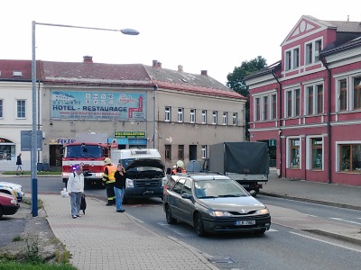 Na smržovském náměstí narazila dodávka do osobního auta