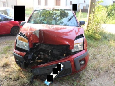 Řidička se ve Smržovce ohlédla po klíčích a havarovala