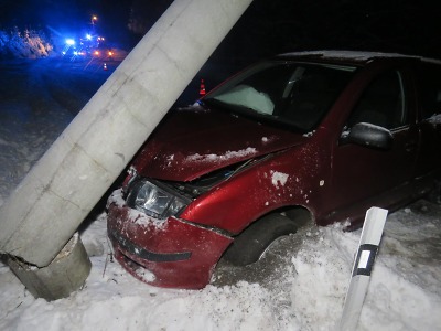 Opilá řidička přerazila autem na Smržovce betonový sloup