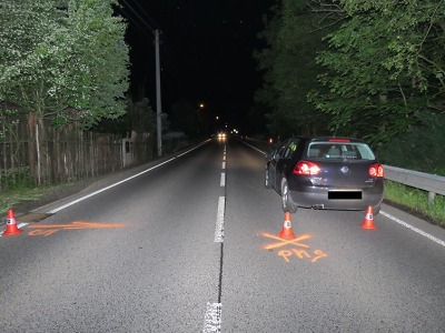 Opilý chodec vběhl ve Smržovce do silnice před projíždějícím VW Golf