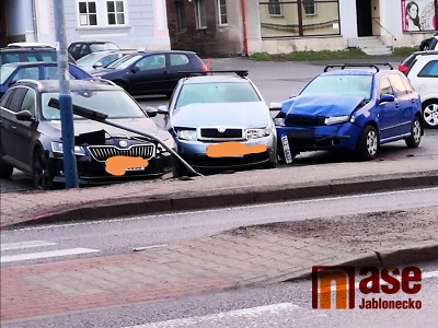Autor foto:Rudolf Kožený Na Smržovce ujel řidič z místa nehody. Naboural přitom hned tři auta