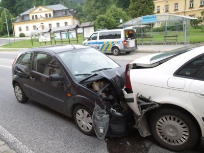 Na Smržovce se střetla tři vozidla, policisté hledají svědky
