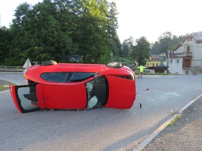 Řidič na Smržovce skončil po srážce s autem na boku