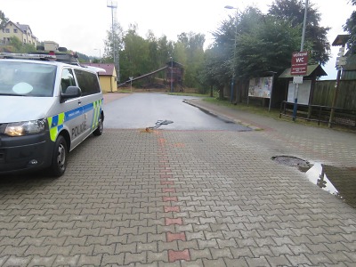 Při couvání v zákazu vjezdu na Smržovce řidička srazila značku