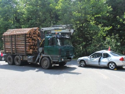 Řidička osobního auta nedala u Jablonce přednost náklaďáku