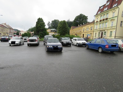 Policie hledá svědky dopravní nehody před smržovskou radnicí