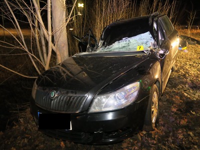 S vozidlem narazila v Tanvaldě do vzrostlého stromu