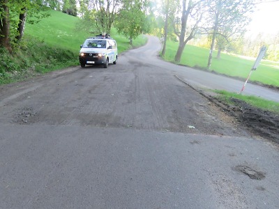 Mladý cyklista nezvládl v Tanvaldě rychlou jízdu na vyfrézované silnici