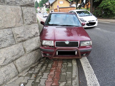 Ve snaze zabránit střetu narazila řidička v Tanvaldě do viaduktu
