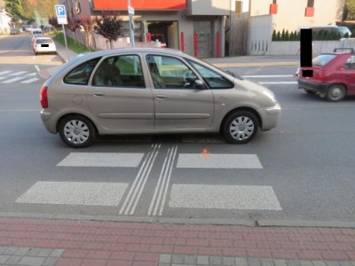 V Tanvaldě srazilo auto na přechodu dva chodce