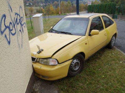 Neřidička chtěla v Tanvaldě skolit autem pouliční lampu