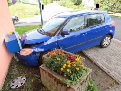 Při odbočování nedostala přednost a skončila v betonovém květináči