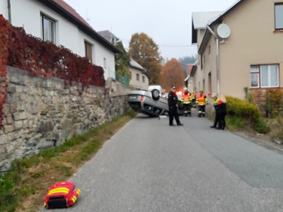 Autor foto:HZS Libereckého kraje V Těpeřích zůstalo auto po nehodě na střeše