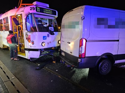 Hasiči vyprošťovali řidiče po srážce dodávky a tramvaje ve Vratislavicích