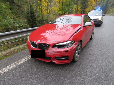 Na mokré vozovce u Brodu dostal řidič smyk a narazil do svodidla